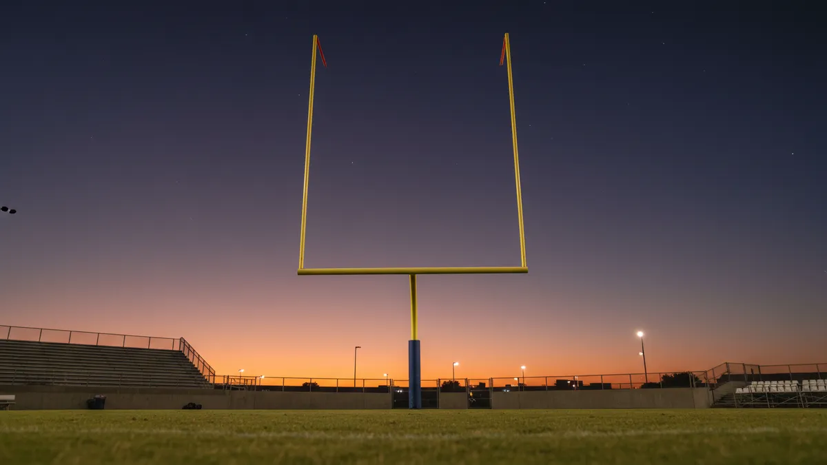 El poste de gol de la NFL contra el cielo del atardecer